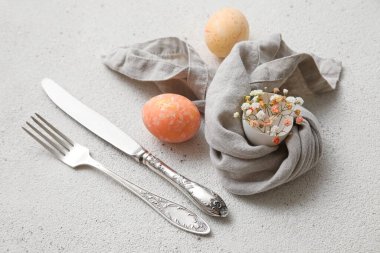 Paskalya kutlaması için şık masa dekorları ve arka planda çigila çiçekleri