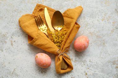 Hafif arka planda mimoza çiçekleri olan Paskalya kutlaması için şık masa düzenleme