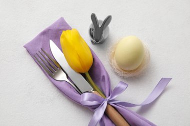 Paskalya kutlaması için lale çiçekli şık masa ayarları