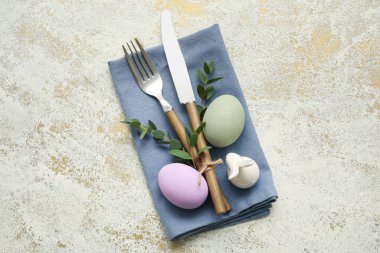 Paskalya kutlaması için ışık arka planında şık masa ayarları, üst görünüm