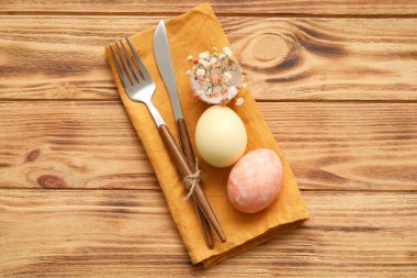 Ahşap arka planda Paskalya kutlaması için şık bir masa.