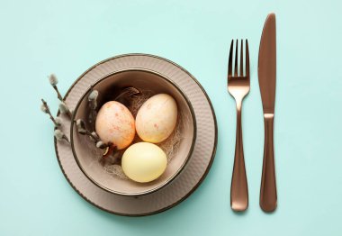 Turkuaz arka planda Paskalya kutlaması için şık masa ayarları