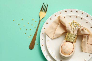 Turkuaz arka planda Paskalya kutlaması için şık masa ayarları, yakın plan