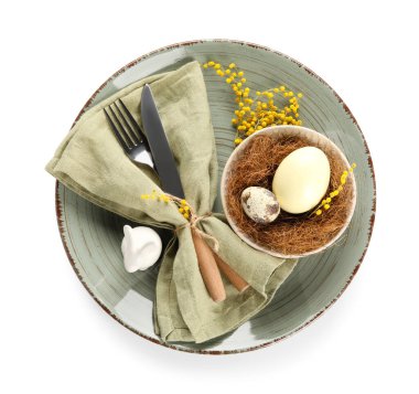 Beyaz arka planda Paskalya kutlaması için şık masa ayarları, üst görünüm