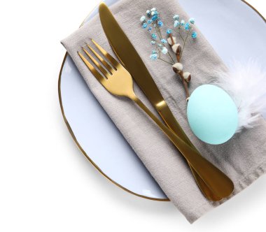 Beyaz arka planda Paskalya kutlaması için şık masa ayarları, üst görünüm