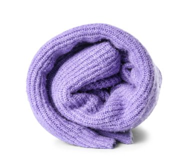 Beyaz arka planda örülmüş mor süveter.