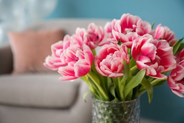 Odasında güzel laleler olan bir vazo, yakın plan.