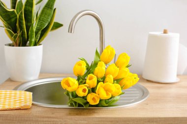 Işık duvarının yanındaki lavaboda güzel bir buket lale. Uluslararası Kadınlar Günü kutlamaları