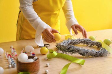 Güzel Paskalya çelengi yapan kadın, yakın plan.