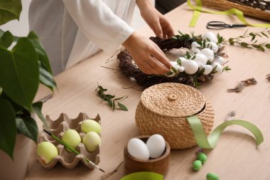 Güzel Paskalya çelengi yapan kadın, yakın plan.