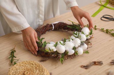 Güzel Paskalya çelengi yapan kadın, yakın plan.