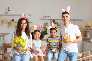 Paskalya günü mutfakta mutlu bir aile.