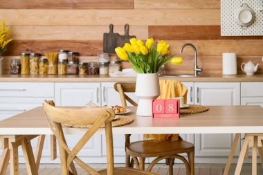 8 Mart tarihli Küp takvimi ve masada laleler. Uluslararası Kadınlar Günü kutlamaları