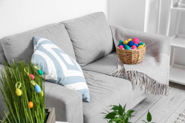 Paskalya yumurtalarıyla dolu Hasır sepet.