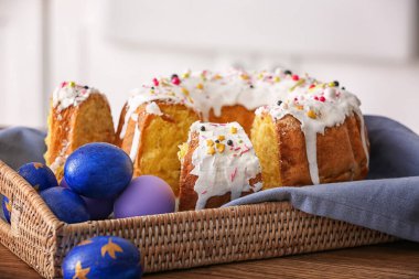 Lezzetli paskalya pastası ve yumurta tepsisi, yakın plan.