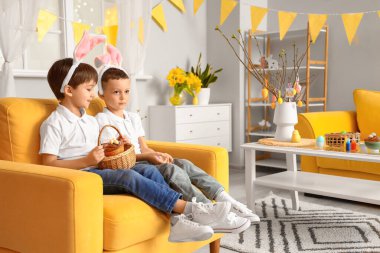 Evde tavşan kulaklı ve Paskalya sepetli şirin çocuklar.