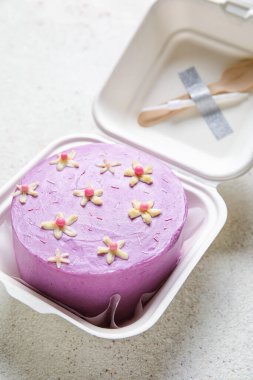 Plastik beslenme çantası, arka planda lezzetli bento keki, yakın plan.