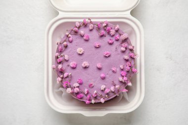 Plastik beslenme çantası ve arka planda lezzetli bento keki.