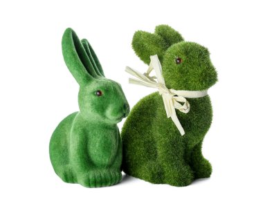 Beyaz arka planda şirin yeşil Paskalya tavşanları