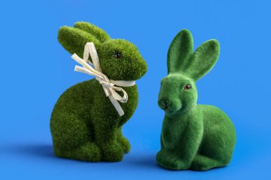 Mavi arka planda farklı şirin Paskalya tavşanları