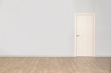 Işık duvarı ve kapısı olan büyük boş oda manzarası