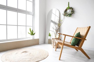 Rahat koltuk, ayna ve aydınlık odada Paskalya dekoru.