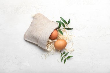 Paskalya yumurtaları ve açık yeşil yapraklı çantalar.