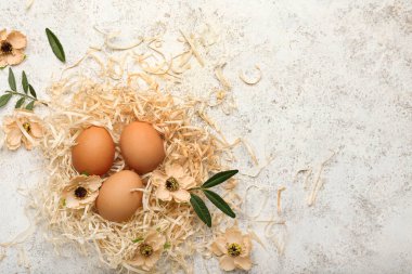 Paskalya yumurtaları ve çiçekler arka planda