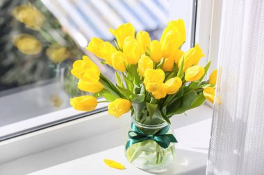 Pencere kenarında sarı lale demeti