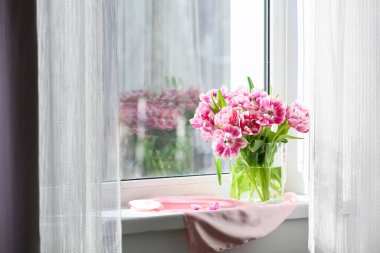 Pencere kenarındaki güzel lalelerin vazosu