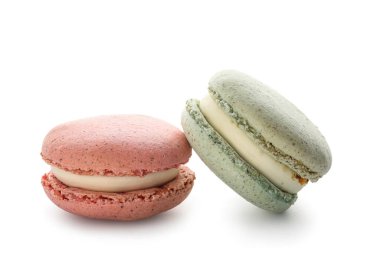 Beyaz arka planda lezzetli badem kurabiyeleri