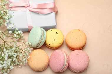 Lezzetli kurabiyeler, çingene çiçekleri ve renkli arka planda Uluslararası Kadınlar Günü kutlamaları için hediye.