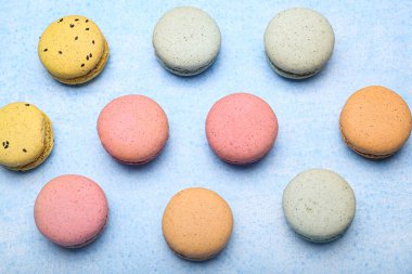 Renkli arkaplanda lezzetli kurabiyeler