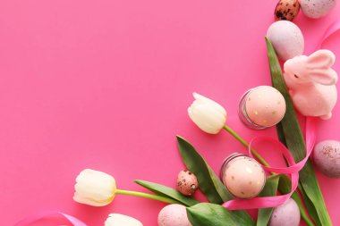 Paskalya yumurtaları, tavşan ve lale çiçekleriyle renklendirilmiş kompozisyon