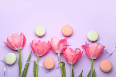 Güzel lale çiçekleri ve leylak arka planda tatlı badem kurabiyeleri, yakın plan, Uluslararası Kadınlar Günü kutlamaları