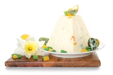 Beyaz arka planda geleneksel paskalya pastası olan ahşap tahta tahta.