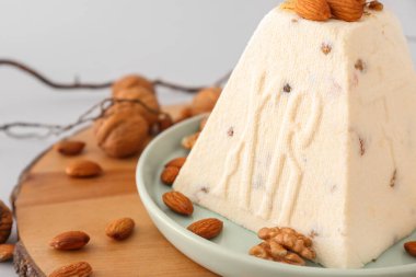 Lezzetli paskalya pastası masada fındıklı, yakın plan.