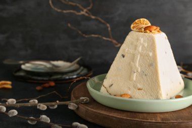 Koyu arkaplanda geleneksel paskalya pastası olan ahşap tahta tahta.