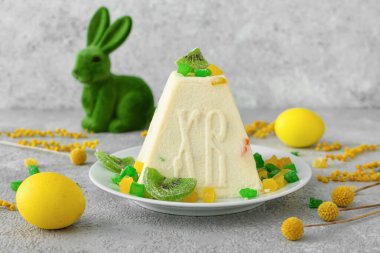 Lezzetli paskalya pastası, arkaplanda şekerli meyve ve yumurta var.