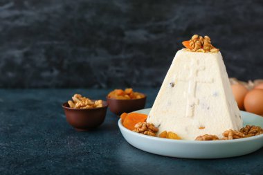 Geleneksel kaymaklı tabak Paskalya pastası ve karanlık masada ceviz.