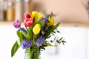 Açık arkaplanda güzel çiçekler, yakın plan.