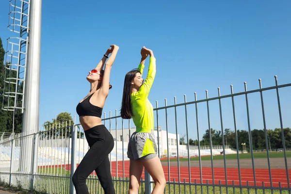 Sporty Giovani Sorelle Allo Stadio Nella Giornata Sole — Foto Stock