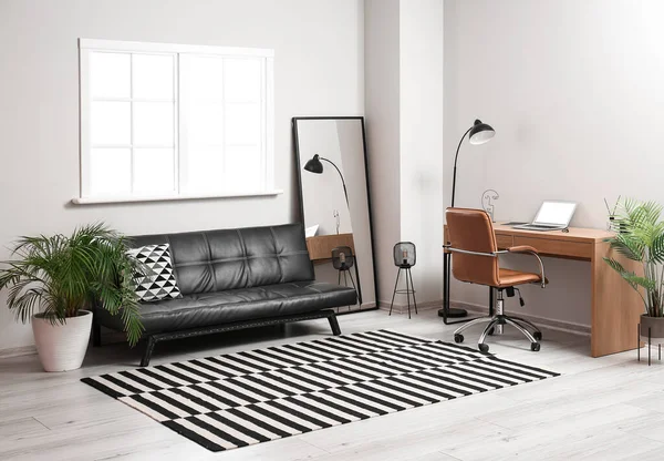 ソファ 職場とカーペット付きのリビングルームのトレンディなインテリア — ストック写真
