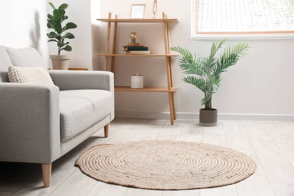 Sofa Nyaman Dan Karpet Wicker Ruang Tamu Interior Terang — Stok Foto