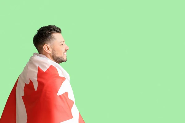 Knappe Man Met Vlag Van Canada Groene Achtergrond — Stockfoto