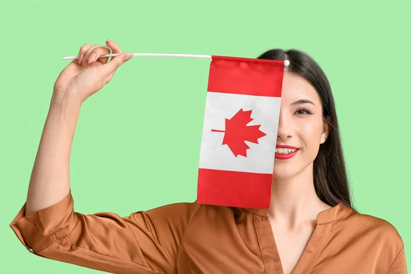 Bella Giovane Donna Con Bandiera Canadese Sfondo Verde — Foto Stock