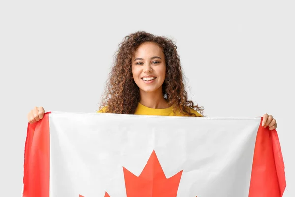 Jovem Mulher Afro Americana Bonita Com Bandeira Canadense Fundo Claro — Fotografia de Stock