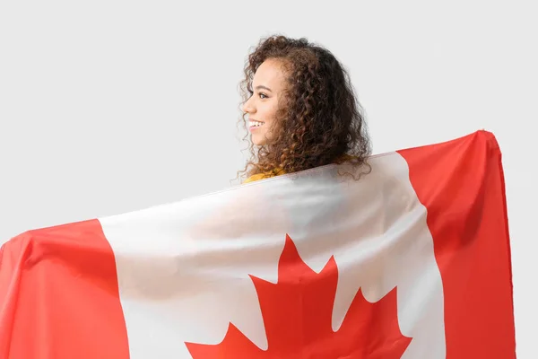 Jovem Mulher Afro Americana Bonita Com Bandeira Canadense Fundo Claro — Fotografia de Stock