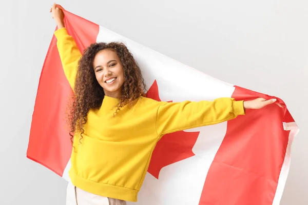 Jovem Mulher Afro Americana Bonita Com Bandeira Canadense Fundo Claro — Fotografia de Stock