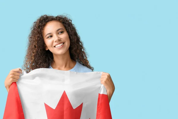 Vacker Ung Afro Amerikansk Kvinna Med Kanadensisk Flagga Färg Bakgrund — Stockfoto
